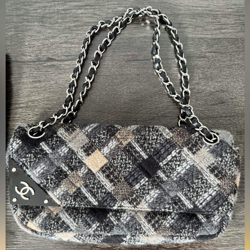 CHANEL
Multicolor Tweed East/West Medium